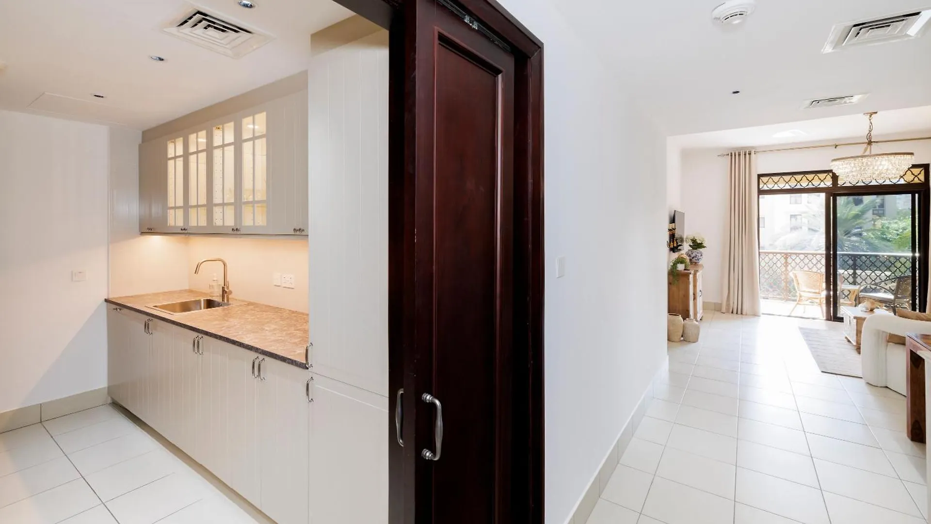 Luxury 1-Br Apartment Near Burj Dubai
