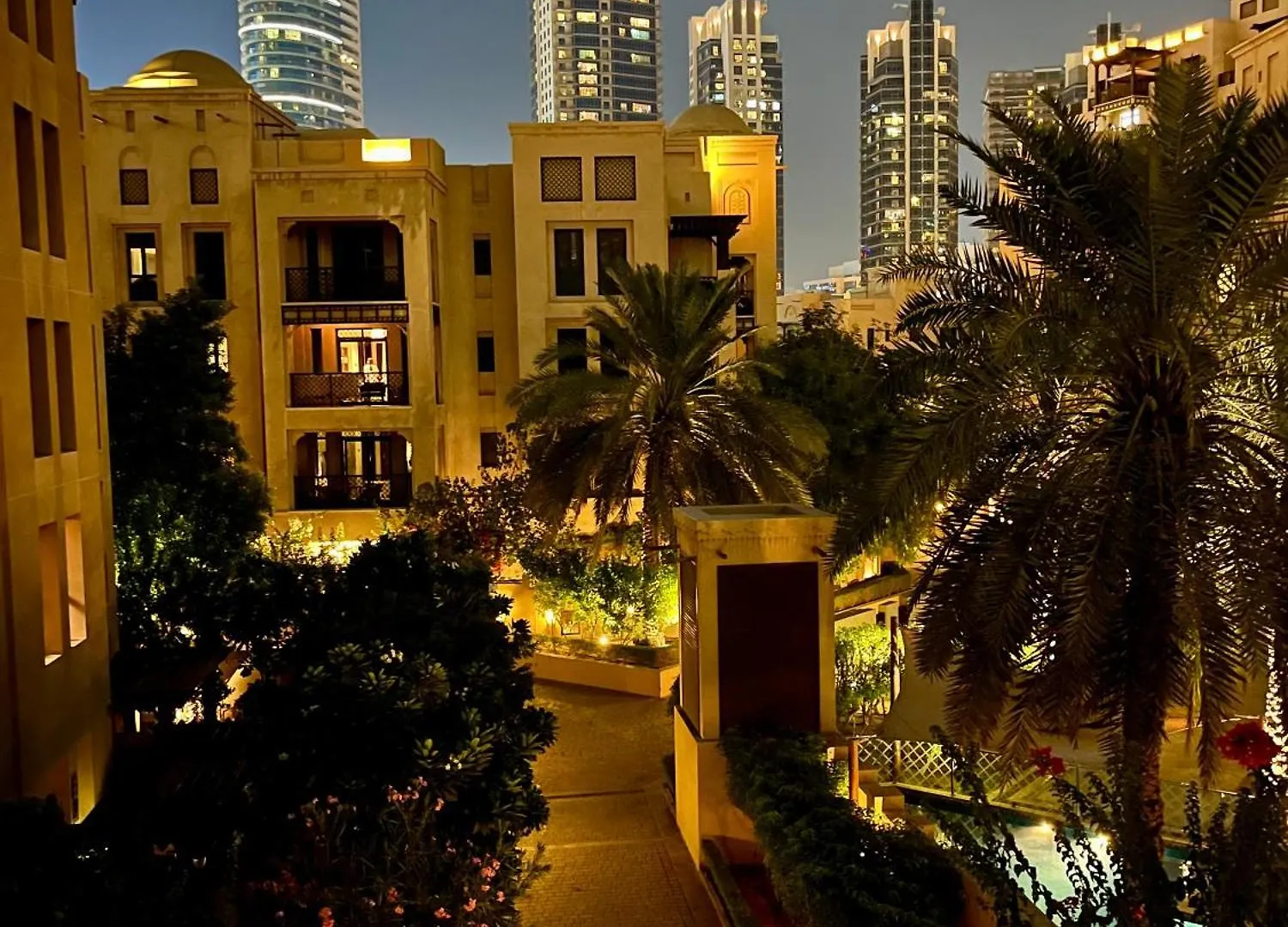 Luxury 1-Br Apartment Near Burj Dubai