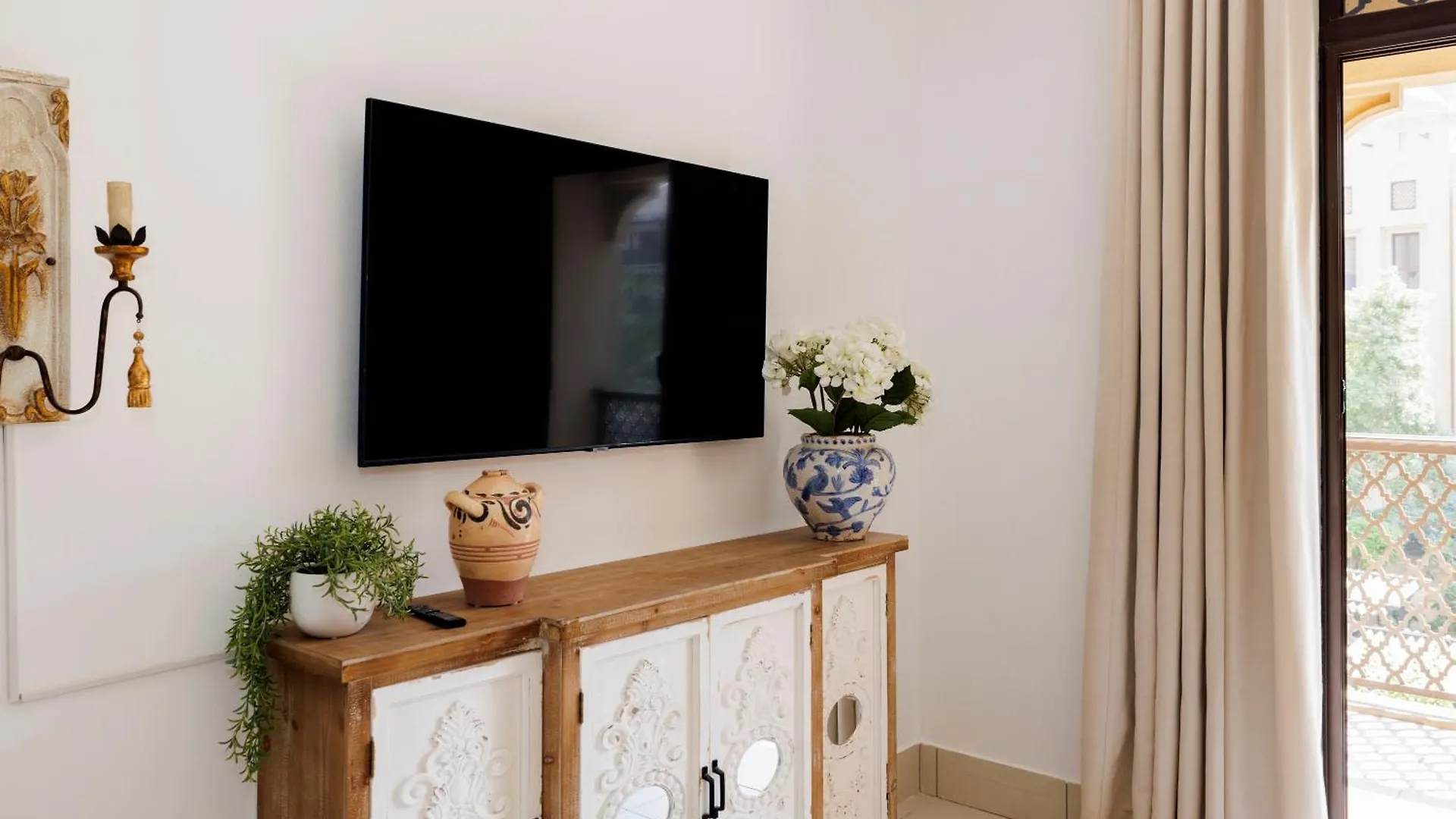 Luxury 1-Br Apartment Near Burj Dubai